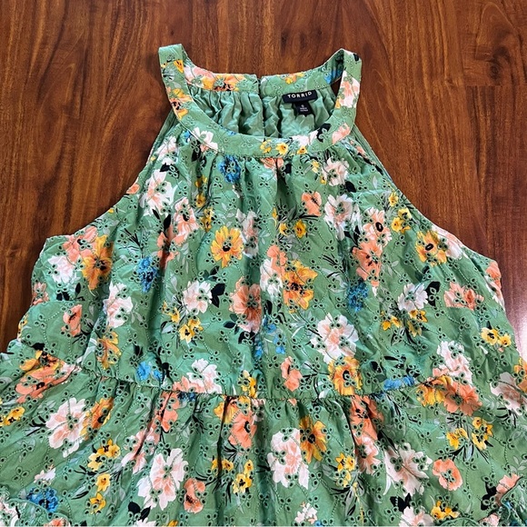 Torrid Green Floral Babydoll Eyelet Tiered Sleeveless Top size 0 - Picture 4 of 10